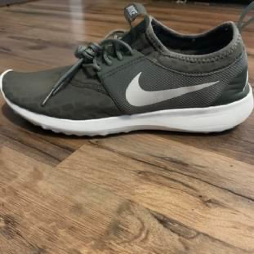 Green Nike Women’s 10 tennis shoe